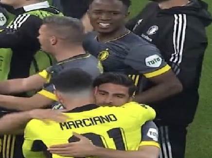 איראני וישראלי מתחבקים, לא תמונה שרואים בכל יום