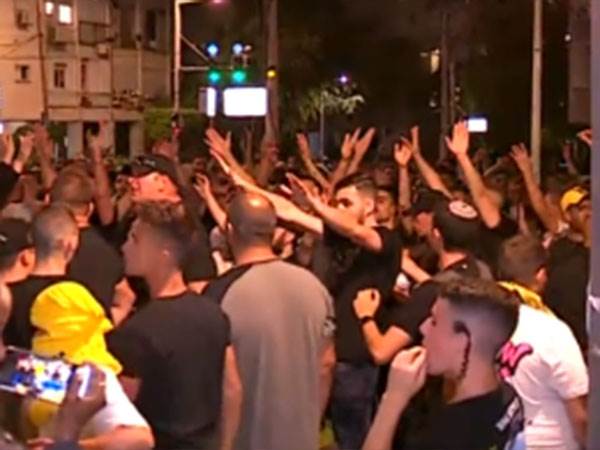 אוהדי בית"ר מחוץ לביתו של חוגג