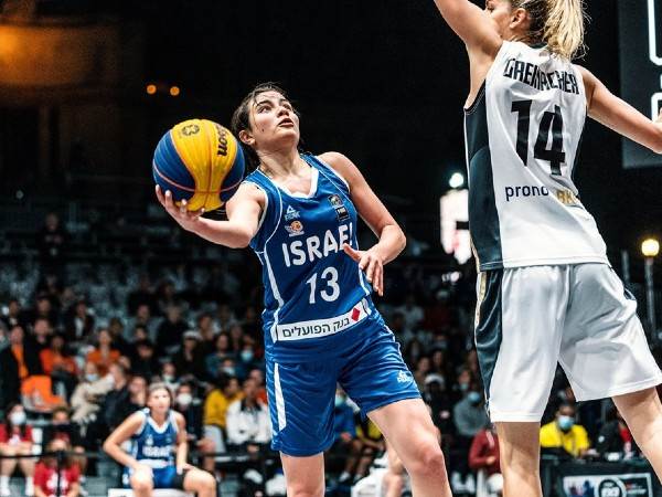 יעקב תנסה לעזור לעולה החדשה (קרדיט: FIBA)