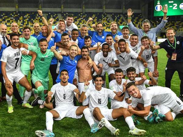 "נהנים מההישג" (צילום: UEFA)