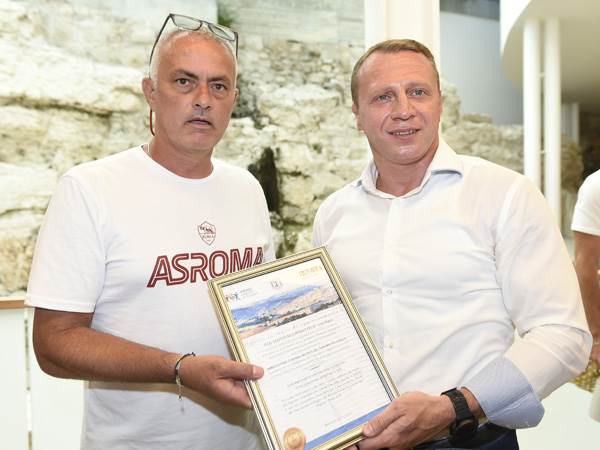 ז'וזה מוריניו והשר יואל רזבוזוב (צילום: מורג ביטן)