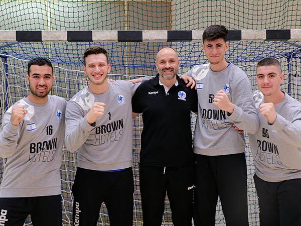 השוערים עם המאמן יוליאן סטראט (צילום: הדר ואן קולא, איגוד הכדוריד)