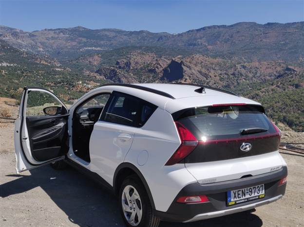 יאסו יונדאי באיון. על רקע הנופים המרהיבים של כרתים