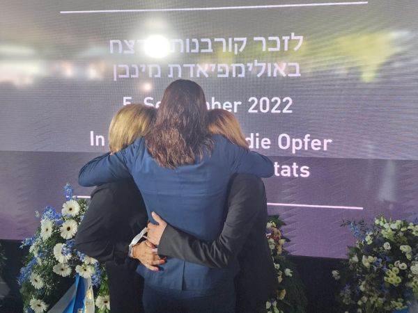 האלמנות אנקי שפיצר ואילנה רומנו מחובקות עם יעל ארד