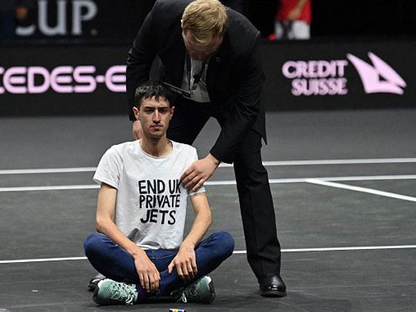 האוהד מפונה בידי כוחות האבטחה (GLYN KIRK/AFP via Getty Images)