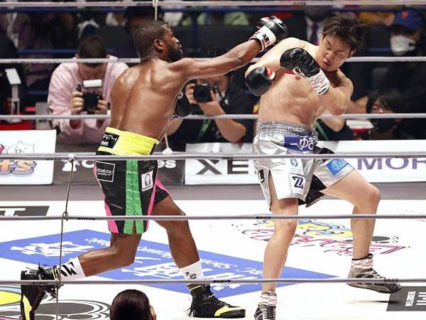 מפציץ גם בפרישה. מייוות'ר ואסאקורה (GETTY)