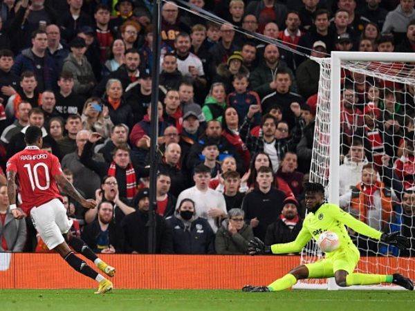 אוזוהו עוצר את ראשפורד. עוד נשמע עליו (OLI SCARFF/AFP via Getty Images)