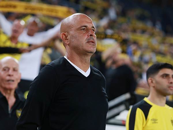 עודד את השחקנים. אבוקסיס (קובי אליהו)