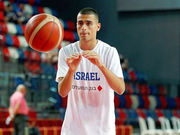 "אמרתי שלא יתראיין אם הוא לא יודע". מדר (אלן שיבר)