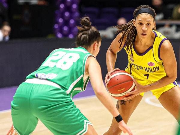 סימס עם הכדור (קרדיט: FIBA)