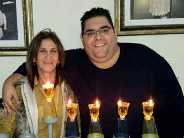 אורי משיח, אוהד מכבי ת"א, יחד עם אימו של מני לוי (באדיבות אורי משיח)