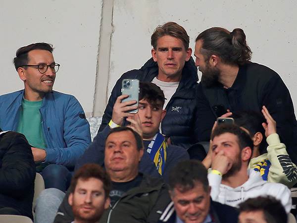 כריסטוף פרונד צופה בגלוך (אלן שיבר)