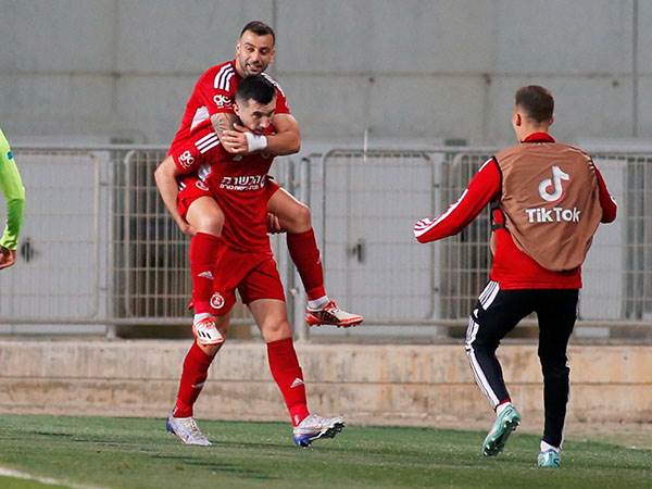 שחקני הפועל ת"א. הרבה זמן מאז תקופתו של טביב (אלן שיבר)