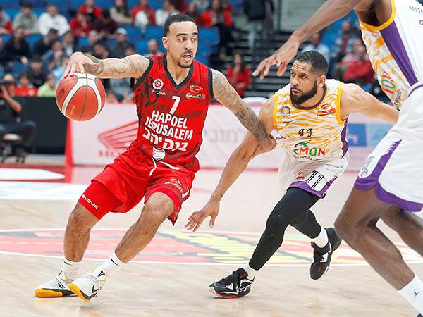 משחק שיא שלו באדום. בראון (אלן שיבר)