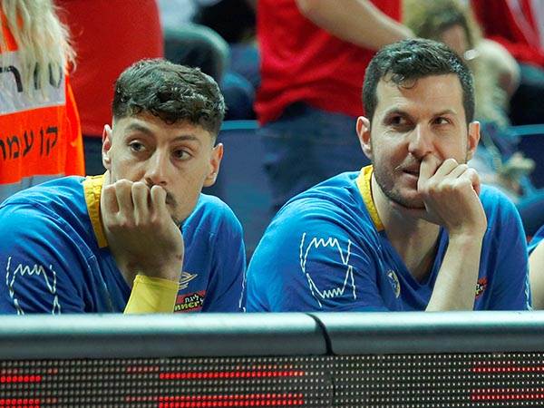 זיו (לצד פניני) בפוזה מוכרת העונה (אלן שיבר)