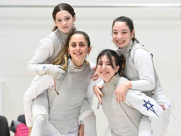 נבחרת הנערות מחייכת אחרי עוד מדליה (Team Bizzi)