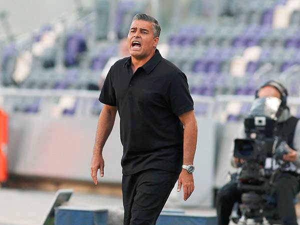 מנסה לשנות את האווירה. סילבס (אלן שיבר)