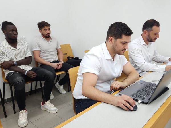 אלכסיס עם עורכי דינו שי קדוש ורועי רוזן