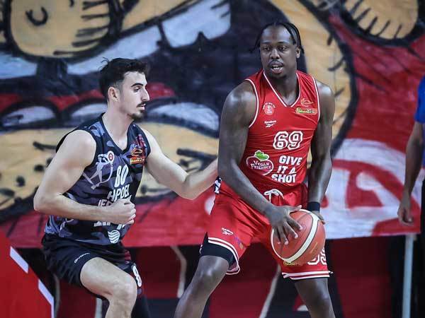 אחד מהזרים שכן יישארו. בראון (קרני)