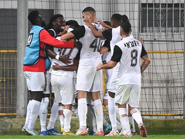 נראים טוב (ברני ארדטב)