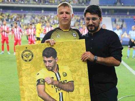 לצד אייל סגל (ברני ארדוב)