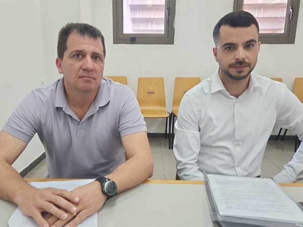 משמאל: מנכ“ל מכבי נתניה אסף גביש. מימין: עו“ד עמית עקיבא, פרקליט מכבי נתניה