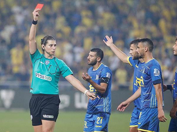 ספג אדום ישיר. בושנאק (אלן שיבר)