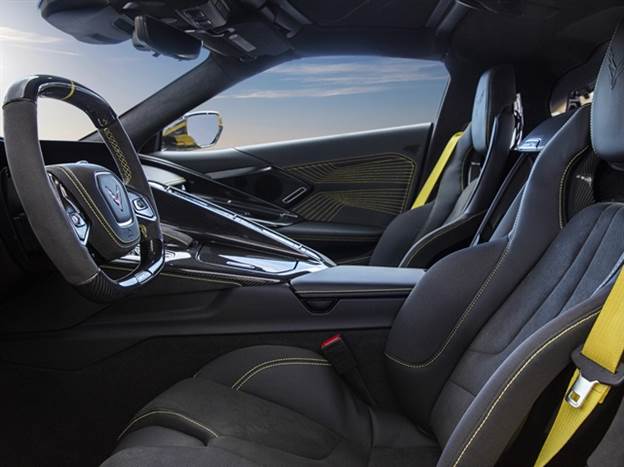 תא הנוסעים בקורבט ZR1 - יש תפירה ייחודית ואופציה להגה קרבון