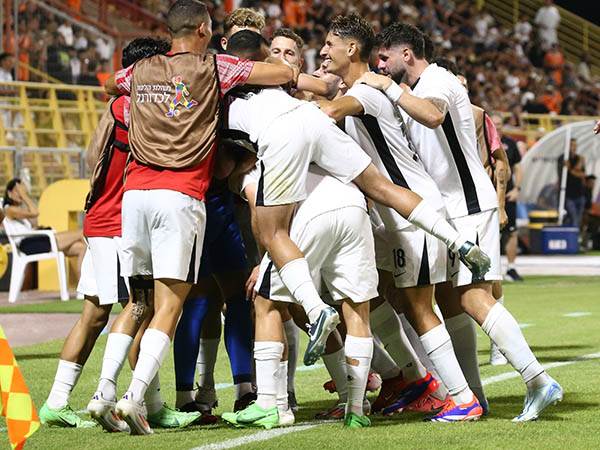 וגם כבשה ראשונה (צילום: אודי ציטיאט)