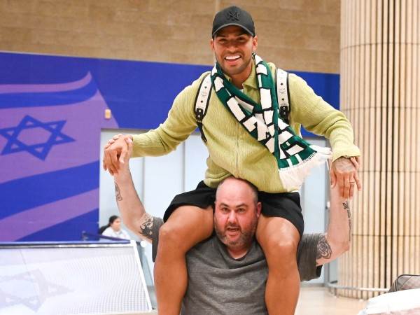 על הכתפיים (ברני ארדוב)