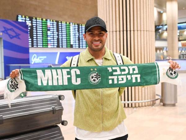 עם הצעיף של מכבי חיפה (ברני ארדוב)