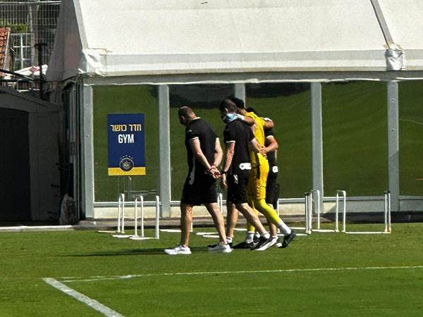 השוער מדדה החוצה