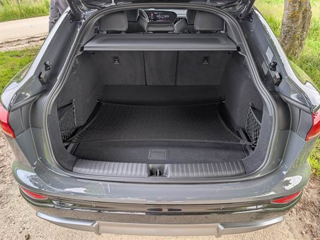 תא המטען כאן נותר שימושי. רק 15 ליטר פחות מה-Q6 “המרובע“