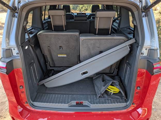 לא יכלו לסדר מגרעות עיגון או תא אחסון למדף הנגלל?