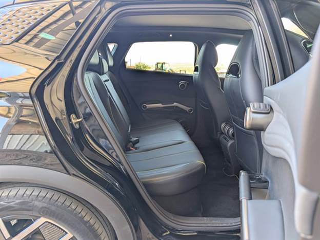 אטו 3 - המרווח מאחור טוב, אך שטח החלונות קטן יחסית והמושבים הקדמיים גדולים יחסית