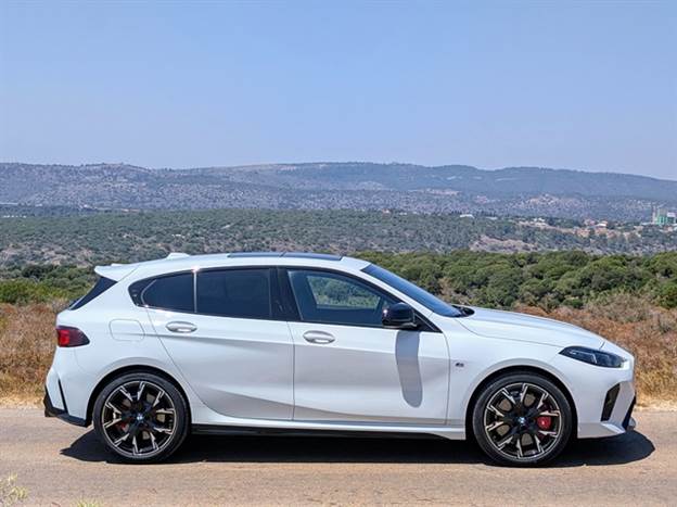 קצת יותר ארוכה וגבוהה מהדור הקודם, בסיס הגלגלים זהה