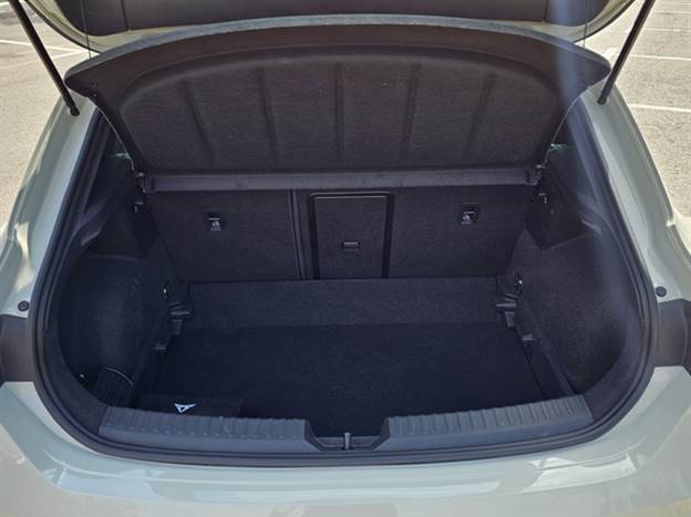 תא מטען בנפח 380 ליטר, יספיק לכל שימוש משפחתי יום-יומי. ויש אפילו גלגל ספייר