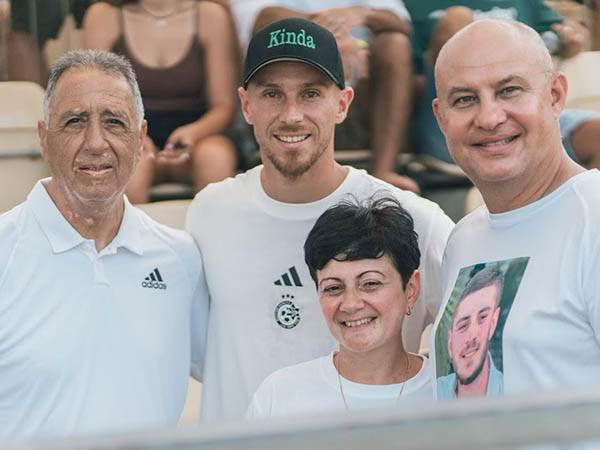 בני משפחת וייס עם ציון מרילי