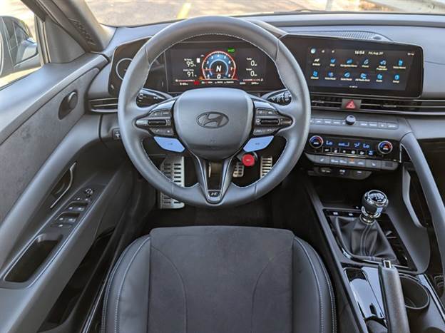 הנדסת אנוש מצוינת (רק תתרגלו למראה המגדילה בצד הנהג) וגיר ידני מוצלח מאוד