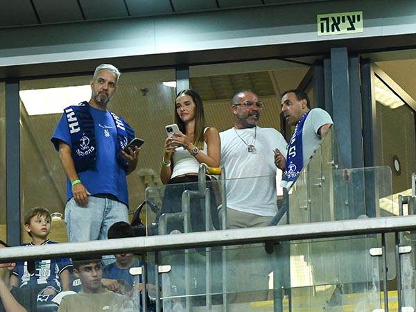 גם אלי שרעבי נהנה מההצגה של הפועל פ“ת (ברני ארדוב)