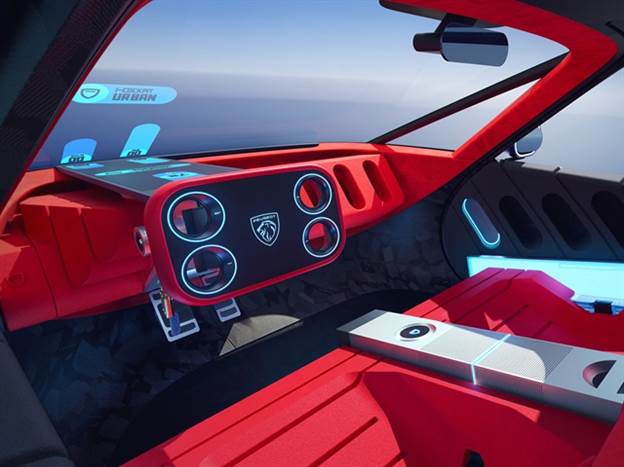 הגה מרובע, על-חוט, עם פקדים ששוכנים בתוך ה“חורים“ העגולים