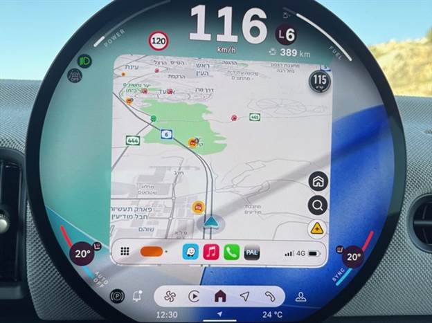 מסך מרכזי אחד ועגול. עמוס נתונים ומלא תפריטים