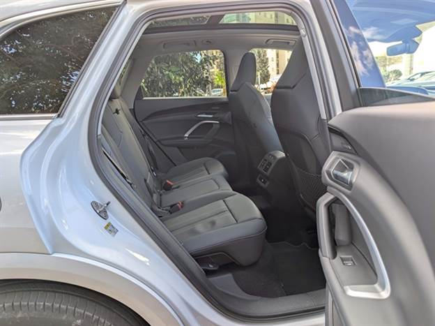 מרווח מאחור שיתאים יותר לשני נוסעים עקב תעלת הינע גדולה במרכז