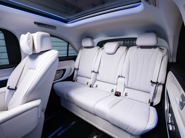 שלושה מושבים בתצורה הרגילה ויש גם אפשרות לשני מושבי קפטן מאחור