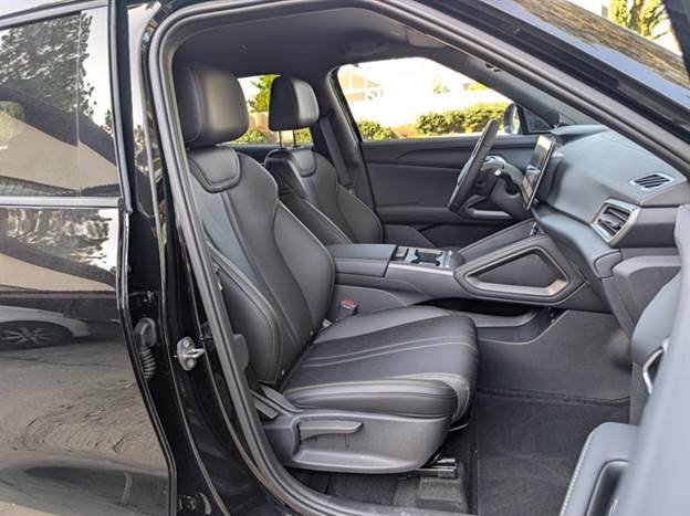 המושבים נוחים ותומכים גם לאורך זמן. גג פנורמי יש רק בחשמלי, אז תוכלו להגביה את המושב בכיף