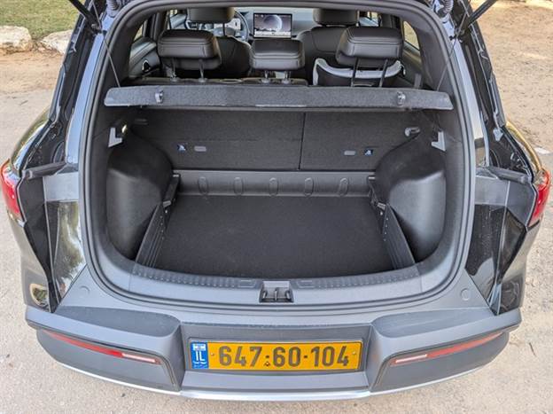 על הנייר תא המטען קטן מזה של האח החשמלי, אבל הוא עדיין שימושי ויעיל