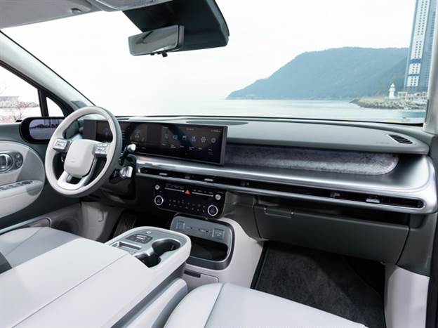 תא נוסעים באווירה המוכרת מדגמי ה“איוניק“ האחרים והוא מאובזר היטב