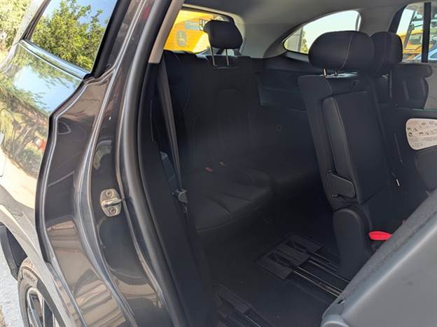 MG S9: הכניסה נוחה יותר, המרווח עדיף משמעותית, יש גם שקע USB ופתחי מיזוג עיליים