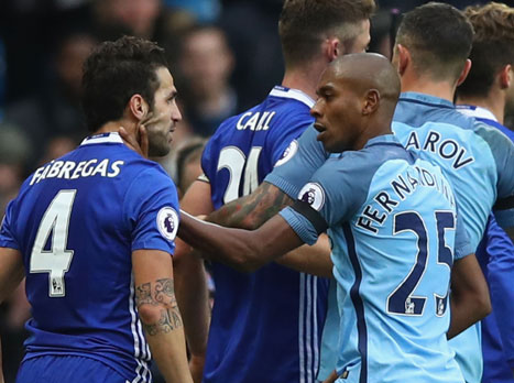 פרננדיניו חונק את פברגאס (Getty)