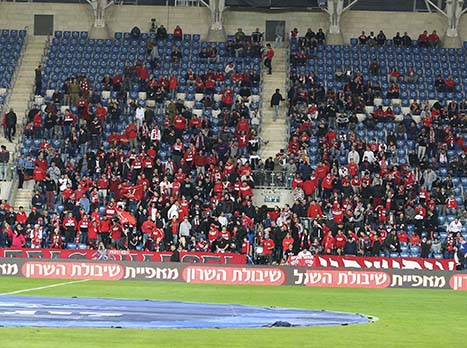 "כל משחק הוא שדה קרב". אוהדי הפועל ת"א (אלן שיבר)